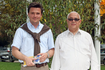 Iffezheim  Deutschland  Heiko Volz (links) mit Vater Helmut  Besitzer des Galopprennpferdes Danedream