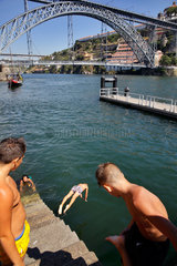 Porto  Portugal  Jungen beim Baden im Rio Douro in Porto