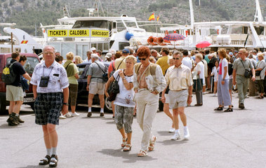 Mallorca  Spanien  Touristen in Port de Soller