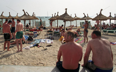 Deutsche Touristen am Strand auf Mallorca