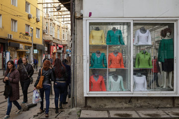 Sofia  Bulgarien  Passanten und Schaufensterauslage fuer Damenbekleidung