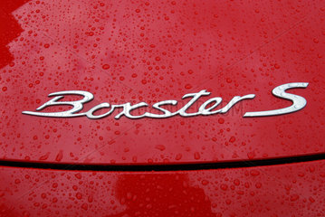 Stuttgart  Schriftzug Boxster S auf einer roten Motorhaube