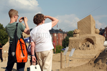 Berlin  Deutschland  Besucher auf dem Sandskulpturenfestival Sandsation