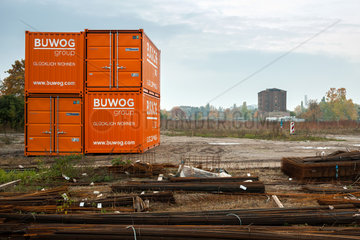 Berlin  Deutschland  Baucontainer der Firma BUWOG und Moniereisen auf einem unbebauten Grundstueck in der Europa-City in der Heidestrasse in Berlin-Moabit  im Hintergrund der Kornspeicher