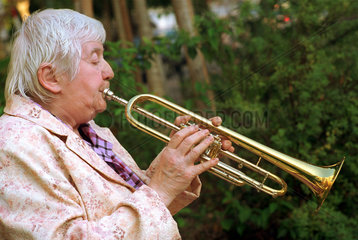 Berlin  Alte Frau spielt Trompete