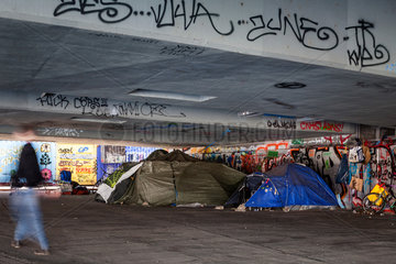 Berlin  Deutschland  Zelte von Obdachlosen unter der Elsenbruecke in Berlin-Alt-Treptow