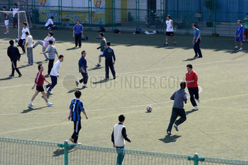 Peking  junge Chinesen beim Fussballspielen