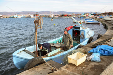 Nessebar  Maenner in einem Fischerboot im Hafen