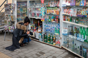Sofia  Bulgarien  Frau hockt am Kiosk mit niedrigem Fenster