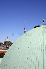 Berlin  Deutschland  Kuppeln des Berliner Doms und der St. Hedwigskirche sowie der Fernsehturm in Berlin-Mitte