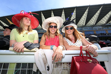 Royal Ascot  Fashion  women with hat at the racecourse