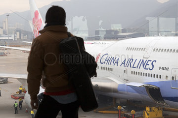 Hong Kong  ein Passagier blickt auf eine Maschine der China Airlines