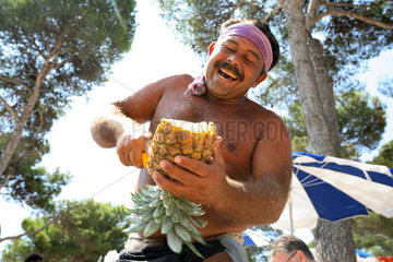 Cala D'Or  ein Mann schneidet eine Ananas auf