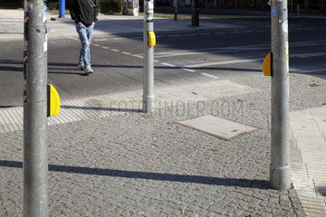 Berlin  Deutschland  Drei Masten mit Ampeltaster in der Warschauer Strasse in Berlin-Friedrichshain