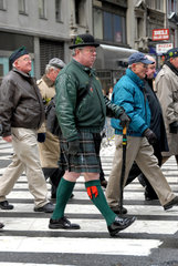 New York City  USA  ein Mann mit Kilt bei der Parade am St. Patricks Day