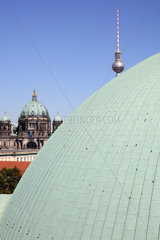 Berlin  Deutschland  Kuppeln des Berliner Doms und der St. Hedwigskirche sowie der Fernsehturm in Berlin-Mitte
