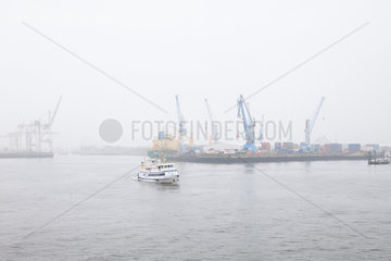 Hamburg  Deutschland  Nebel im Hamburger Hafen