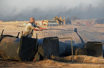 Deir ez-Zor  Syrien  Arbeiter auf einer behelfsmaessigen Oelfoerderstelle