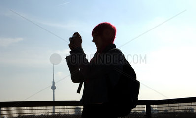 Touristin mit Fernsehturm  Berlin