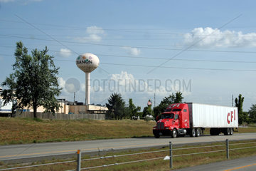 Lebanon  USA  Wasserturm mit der Aufschrift Lebanon und ein Truck auf dem Highway