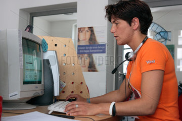 Callcentermitarbeiterin arbeitet am Computer