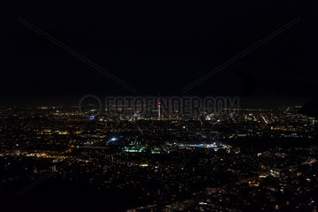 Berlin  Deutschland  Luftbild von Berlin-Mitte bei Nacht
