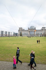 Berlin  Deutschland  Reichstag und Platz der Republik in Berlin-Tiergarten