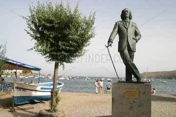 Dali-Statue im spanischen Cadaques am Strand