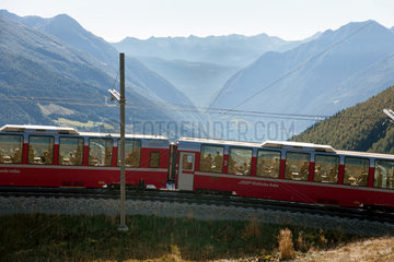 Alp Gruem Schweiz  der Bernina Express vor der Kulisse des Poschiavo-Tals