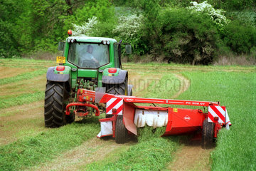 Landwirt in seinem Traktor bei der Heuernte  Frankreich
