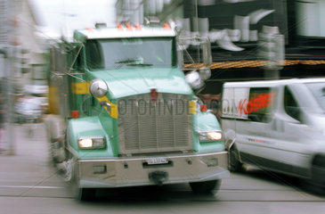 Fahrender Lkw im Stadtverkehr in Zuerich
