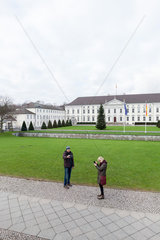 Berlin  Deutschland  Touristen vor dem Schloss Bellevue am Spreeweg in Berlin-Tiergarten