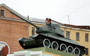 Gomel  Weissrussland  ein kuessendes Liebespaar auf sitzt auf einem Panzerdenkmal