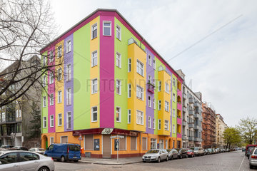 Berlin  Deutschland  Ein mit intensiven Farben bemalte Fassade eines Altbaus in der Bruesseler Strasse Ecke Antwerpener Strasse in Berlin-Wedding