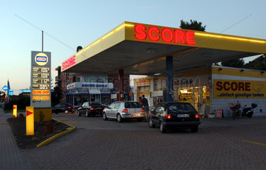 Score-Tankstelle im Abendlicht