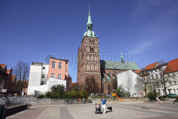 Stralsund  Kirche St. Nikolai und Rathausplatz
