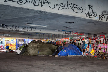 Berlin  Deutschland  Zelte von Obdachlosen unter der Elsenbruecke in Berlin-Alt-Treptow