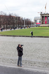 Berlin  Deutschland  Tourist fotografiert am Lustgarten in Berlin-Mitte