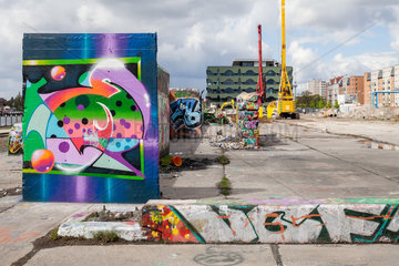 Berlin  Deutschland  Mit Graffiti bespruehte Betonmauern im ehemaligen Osthafen in Berlin-Friedrichshain