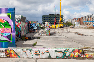 Berlin  Deutschland  Mit Graffiti bespruehte Betonmauern im ehemaligen Osthafen in Berlin-Friedrichshain