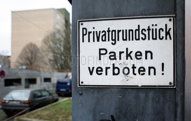 Berlin  Schild -Privatgrundstueck Parken verboten-