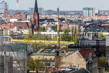 Berlin  Deutschland  Daecher und Altbauten in Kreuzberg  im Hintergrund die Lutherkirche