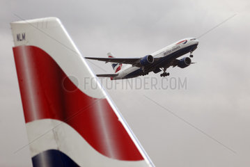 London  Grossbritannien  Flugzeug von British Airways beim Start