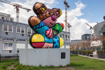Berlin  Deutschland  Skulptur Best Buddies Friedship Bear von Romero Britto am der Mercedes-Benz-Arena in Berlin-Friedrichshain