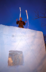 Jongleur auf einem Eisblock am Polarkreis