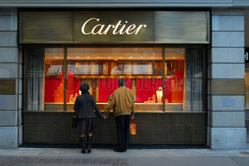 Zuerich  Paerchen vor einem Cartier-Schaufenster