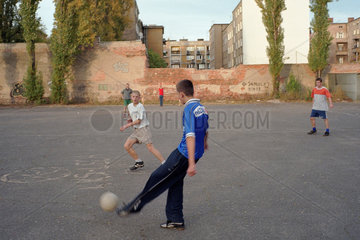 Jungen beim Fussballspielen  Poznan  Polen