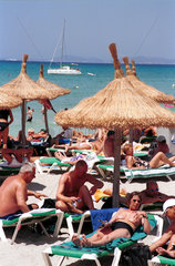 Touristen am Strand von S'Arenal  Mallorca