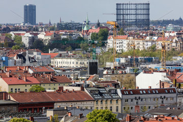 Berlin  Deutschland  Daecher von Altbauten in Kreuzberg  im Hintergrund der Gasomater in Schoeneberg