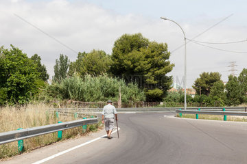 Valencia  Spanien  Mann mit Gehstock auf Landstrasse am Stadtrand